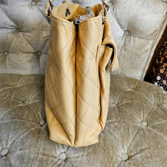 Authentic Vintage Chanel Caviar Chain Tote Bag - Picture 3 of 16